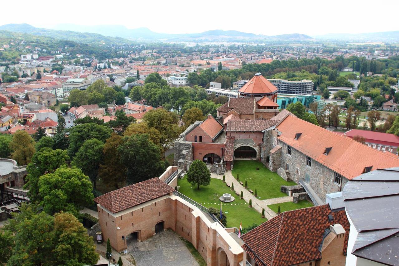 Hotel Adalbert Szent Gyoergy Haz Esztergom Bagian luar foto